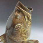 Antieke karper die een waterval beklimt ornament vaas -