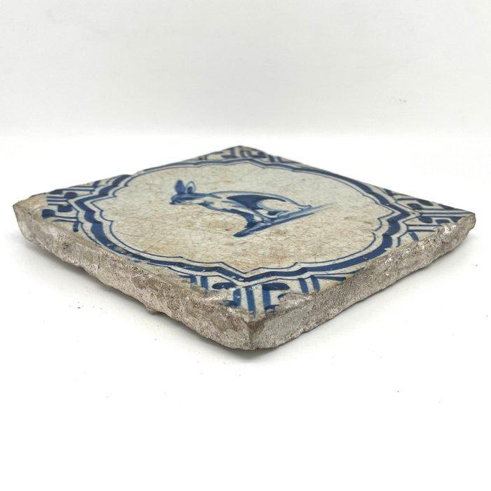 Antique Carreau - Antieke Delfsblauwe tegel met een, Antiquités & Art, Antiquités | Verre & Cristal