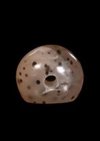 Sasanian Witte Agaat Stempelzegel met gevleugelde figuur