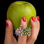 Zilveren hanger met emaille, bloemen en een vlinder -