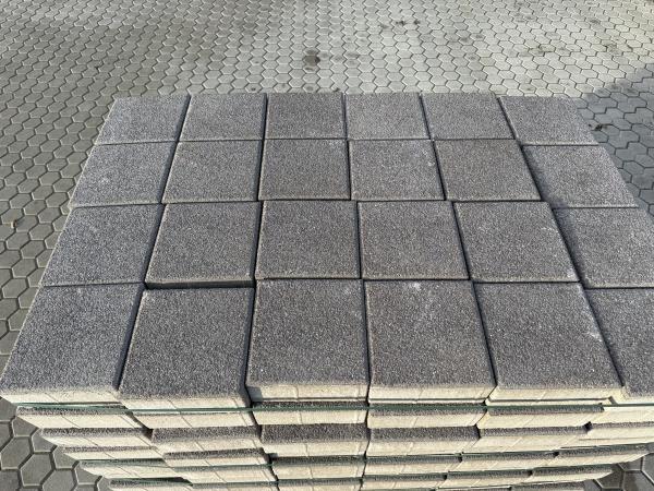 Veiling - 122 M2 Betonsteen Bruin Met Facet 20x20x8 Cm, Tuin en Terras, Tegels en Klinkers, Nieuw