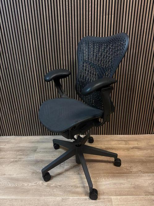 Herman Miller Mirra 2 Bureaustoelen, Inclusief 4d Armen, Huis en Inrichting, Bureaustoelen, Bureaustoel, Zwart, Zo goed als nieuw