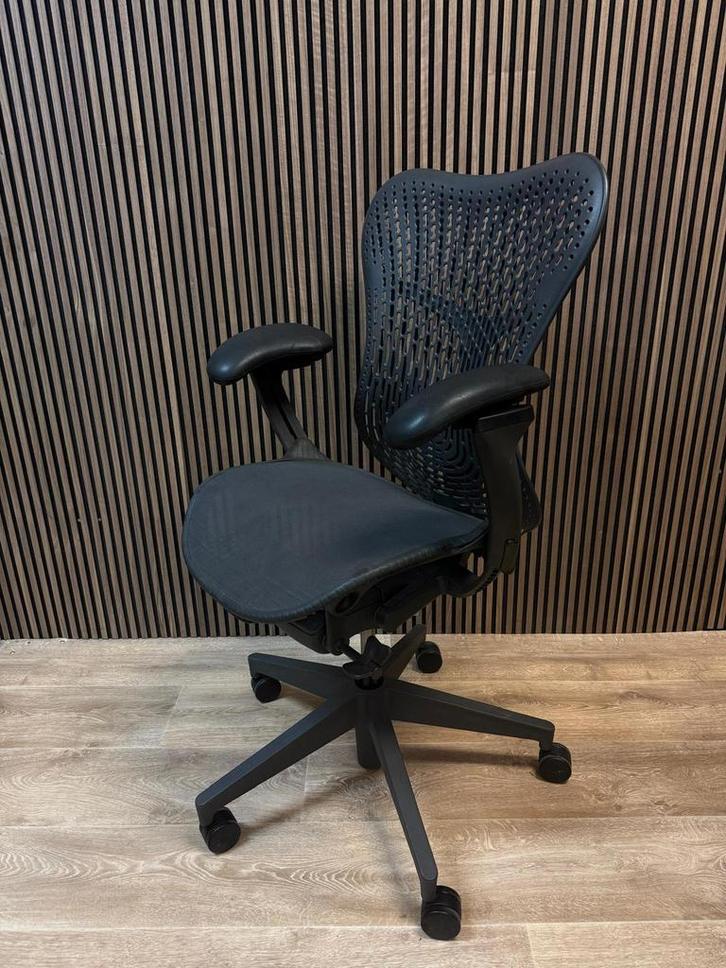 Herman Miller Mirra 2 Bureaustoelen, Inclusief 4d Armen, Huis en Inrichting, Bureaustoelen, Bureaustoel, Zwart, Zo goed als nieuw