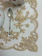 Elegante en vorstelijke placemats geborduurd met gouddraad -