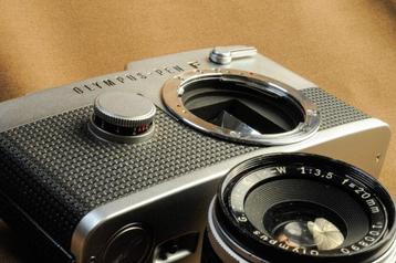 Olympus PEN-F + G-Zuiko Auto-W 3,5/20mm |, Audio, Tv en Foto, Fotocamera's Analoog, Nieuw