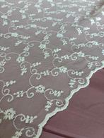 Tissu pour rideau précieux en tulle français brodé et ourlé