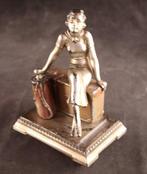 Art Deco met aansteker - Sculpture, Zittende dame - 14 cm -