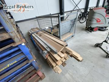 Platte rolkar met voorraad houten planken beschikbaar voor biedingen