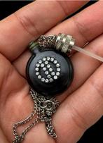 Curieuse et fascinante petite bouteille de parfum vintage à