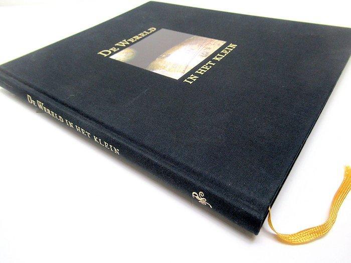 Diederick Wildeman - De Wereld in het klein. Globes in, Boeken, Atlassen en Landkaarten