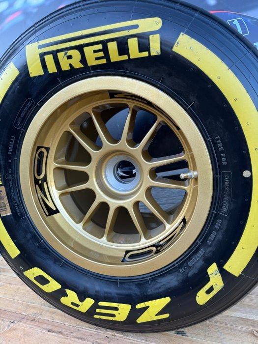 Wiel compleet met band - Formule 1 - Pirelli - O.Z *** NO, Verzamelen, Automerken, Motoren en Formule 1
