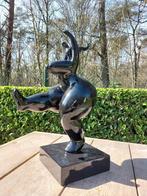 Statue, abstract kunstig beeld van een dikke dame in zwarte