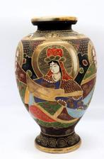 Vase - Un vase de Satsuma avec relief et scènes cérémoniales
