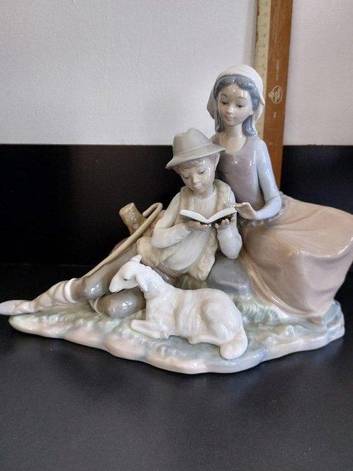 Lladró - Beeldje - Pastorale scène met lezende jongen en, Antiek en Kunst, Antiek | Glaswerk en Kristal