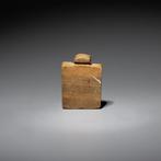 Égypte ancienne Faience Offrant un pendentif de table., Collections