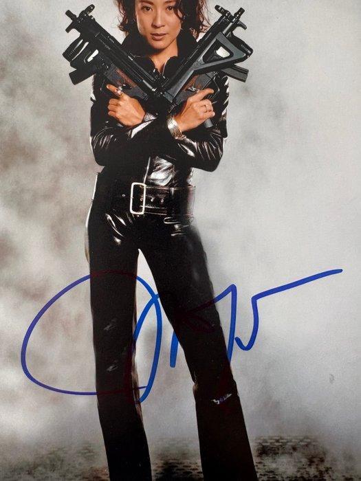 Michelle Yeoh as Wai Lin handsigned photo with BBC, Collections, Cinéma & Télévision