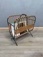Stijlvolle vintage tijdschriftenhouder – rotan & metaal -