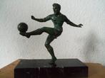 Beeld, Voetballer in gepattineerd Zamak. - 18 cm - Marmer,, Antiek en Kunst