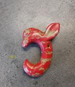Sculpture, 3 red turquoise hangers vanuit de hongshan, Antiek en Kunst