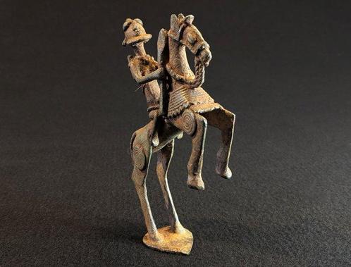 Horse rider statue with shield - sculptuur - Nommo -, Antiek en Kunst, Kunst | Niet-Westerse kunst