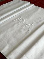 Superbe drap ancien en lin . Monogramme MA Brodé a la