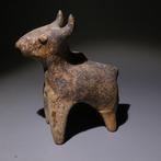 Mésopotamien Terre cuite Figure de taureau. 7 cm H., Verzamelen