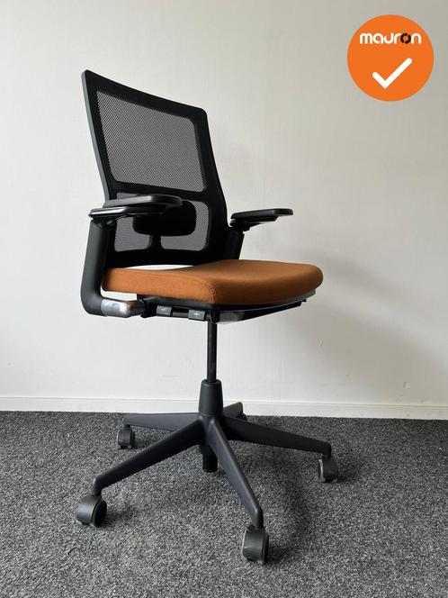 Ahrend 2020 bureaustoel - nieuwe lichtoranje stoffering - In, Zakelijke goederen, Kantoor en Winkelinrichting | Kantoormeubilair en Inrichting