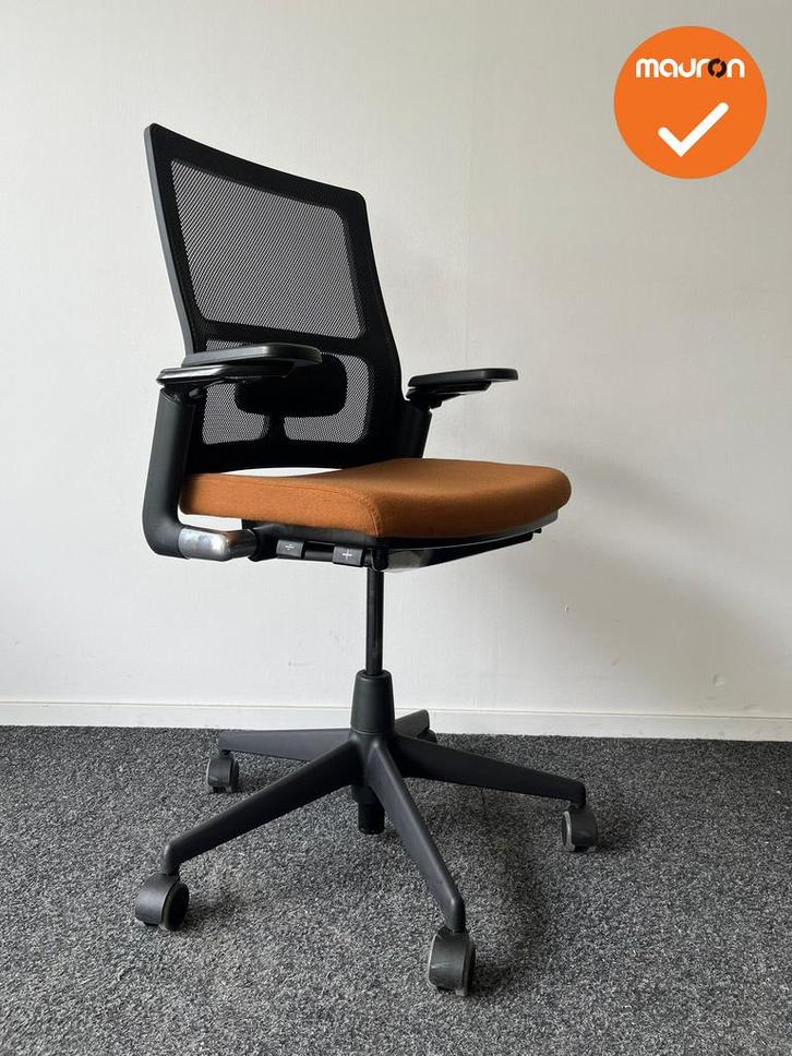 Ahrend 2020 bureaustoel - nieuwe lichtoranje stoffering - In, Zakelijke goederen, Kantoor en Winkelinrichting | Kantoormeubilair en Inrichting