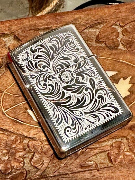 Zippo - venetian - Zonder Minimumprijs - Zakaansteker -, Verzamelen, Rookartikelen, Aanstekers en Luciferdoosjes