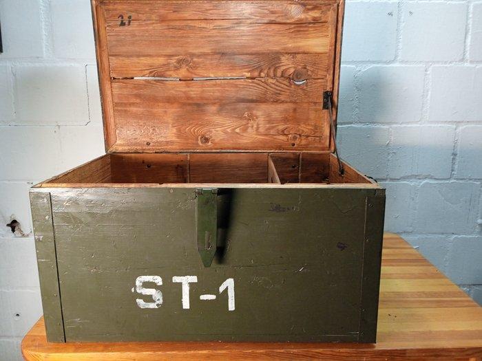 Kist - Staal, Vurenhout, Antiek en Kunst, Antiek | Wandborden en Tegels