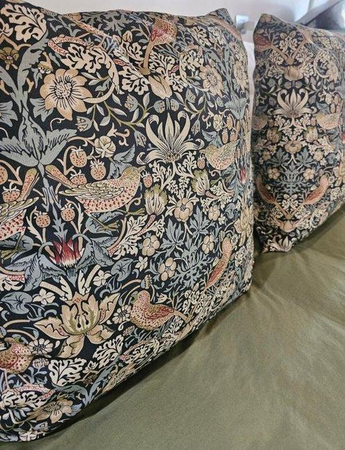 William Morris exclusieve gestoffeerde kussens, set van twee, Antiek en Kunst, Antiek | Tapijten, Tafelkleden en Textiel