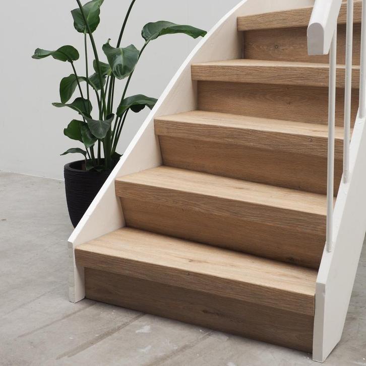 Licht eiken traprenovatie in vinyl laminaat – vanaf €475, Huis en Inrichting, Stoffering | Vloerbedekking, Wit, Crème, Beige, Bruin