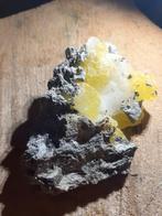 Beautiful decorative cluster with yellow brucite, rough natu, Collections, Minéraux & Fossiles, Verzenden