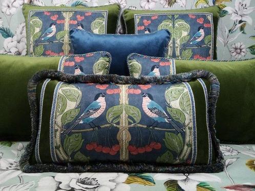 Ensemble doreillers avec tissu « Oiseaux et cerises » de GP, Antiek en Kunst, Kunst | Designobjecten