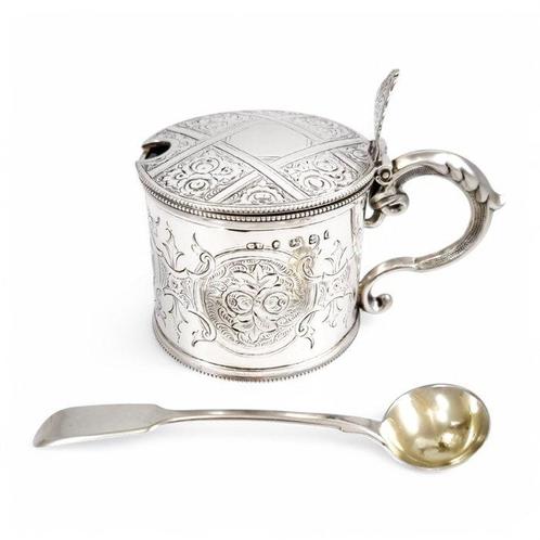 Large sterling silver engraved drum mustard pot with spoon, Antiek en Kunst, Antiek | Zilver en Goud