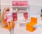 Mattel  - Barbiepop e 2 sedie di design con credenza -