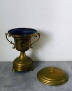 Gegraveerd met een florale decoratie - Vase avec couvercle