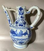 Blauwe en witte theepot met bloem- en landschapst imagery -