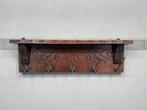 Houten wandkapstok met houtsnijwerk en messing haken -