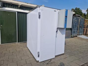 Vriescel 140 x 160 x 206 cm stekker klaar beschikbaar voor biedingen