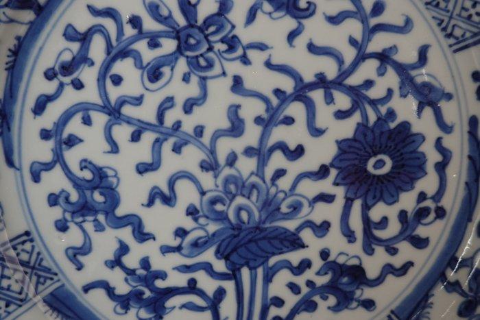Kangxi (1662-1722) - Bord - Large Lotus with Peonies, and, Antiek en Kunst, Antiek | Overige Antiek
