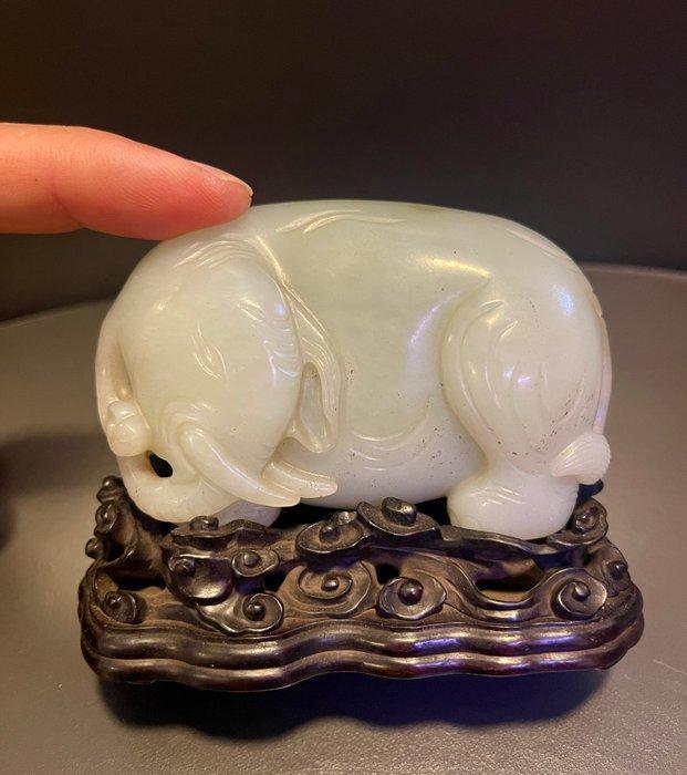 Chinese houtsnijwerk van hardsteen van een olifant met, Antiek en Kunst, Antiek | Overige Antiek