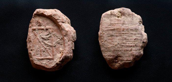 Oud-Romeins Aardewerk Tessera die een monogram afbeeldt, Verzamelen, Mineralen en Fossielen