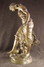 Groot antiek beeld - sculptuur, Jongedame bij fontein - 44