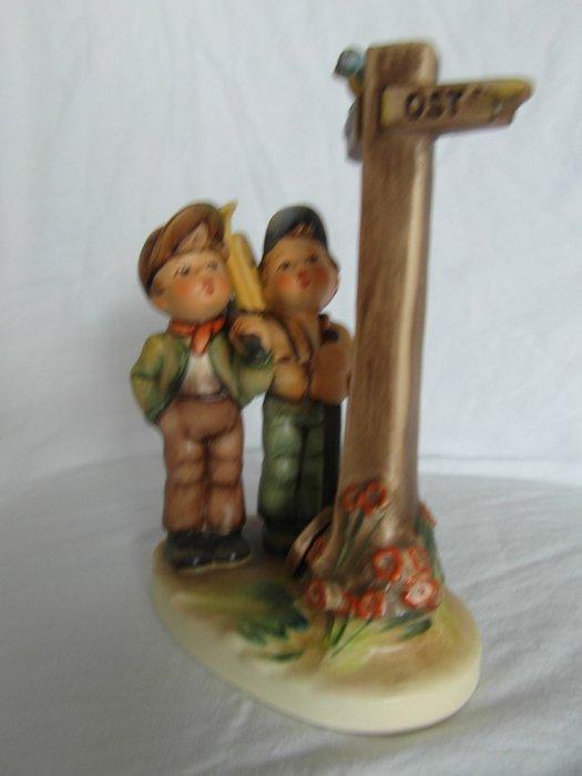 Goebel - Beeldje - Hummel 331 Crossroads - TMK7 - Porselein, Antiek en Kunst, Curiosa en Brocante