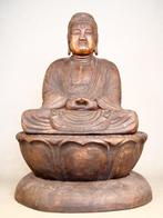 The seated statue of Shakyamuni Buddha  - Beeld Hout -