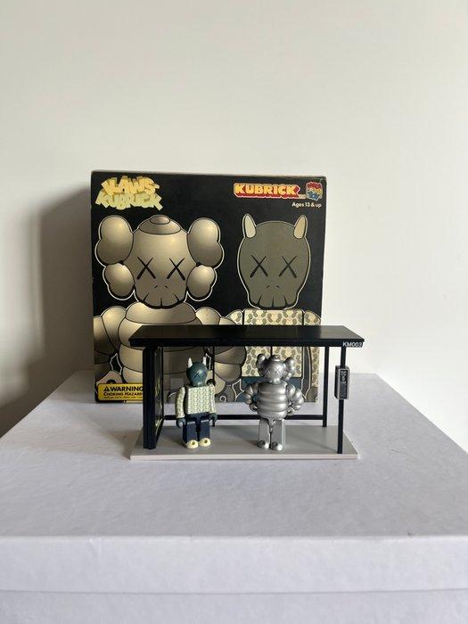 Kubrick - Beeldje - KAWS Kubrick Bus Stop (2) - Plastic, Antiek en Kunst, Kunst | Designobjecten