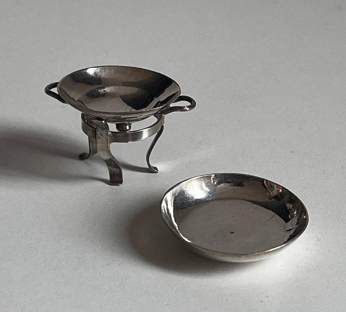 Personnage miniature - Miniatuur zilveren schotel en pan op, Antiek en Kunst, Antiek | Zilver en Goud