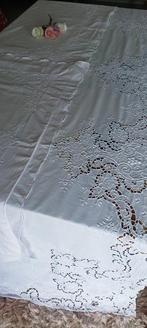 Un superbe drap avec de grandes taies d’oreiller ornées de