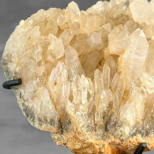 AUCUN PRIX DE RÉSERVE - Magnifique amas de cristaux sur un - Catawiki